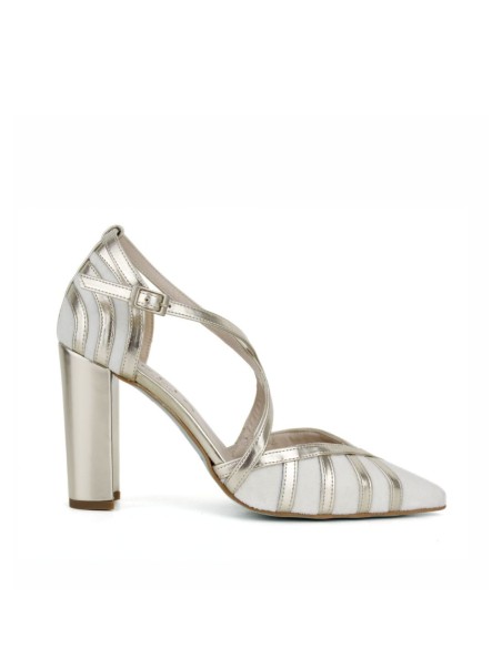 Wide heeled shoe in metallic finish with crossed straps