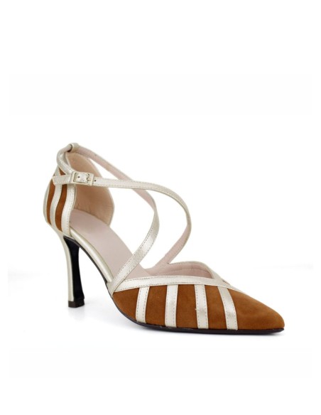 Zapato de tacón fino en acabado metálico con tiras cruzadas