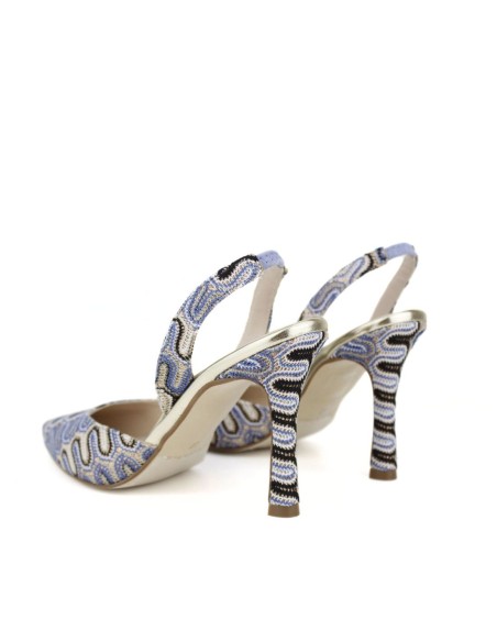 Heeled closed toe heel shoe with printed fabric