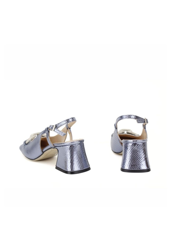 Heeled shoe with metallic texture with wide heel