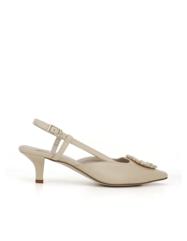 Zapato destalonado de tacón en ante beige con detalle de...