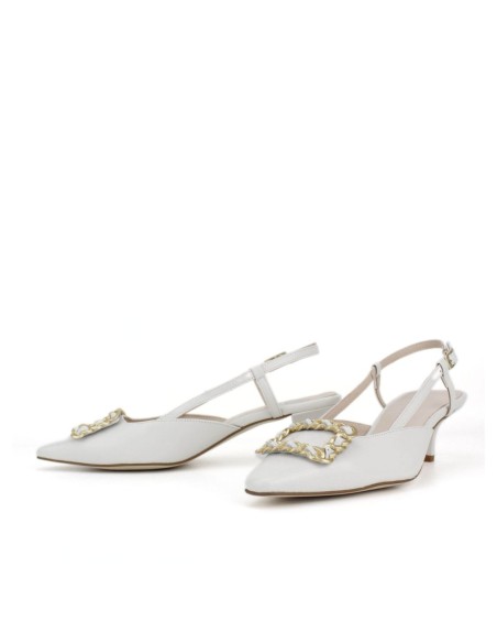 Zapato destalonado de tacón blanco con detalle de pedrería