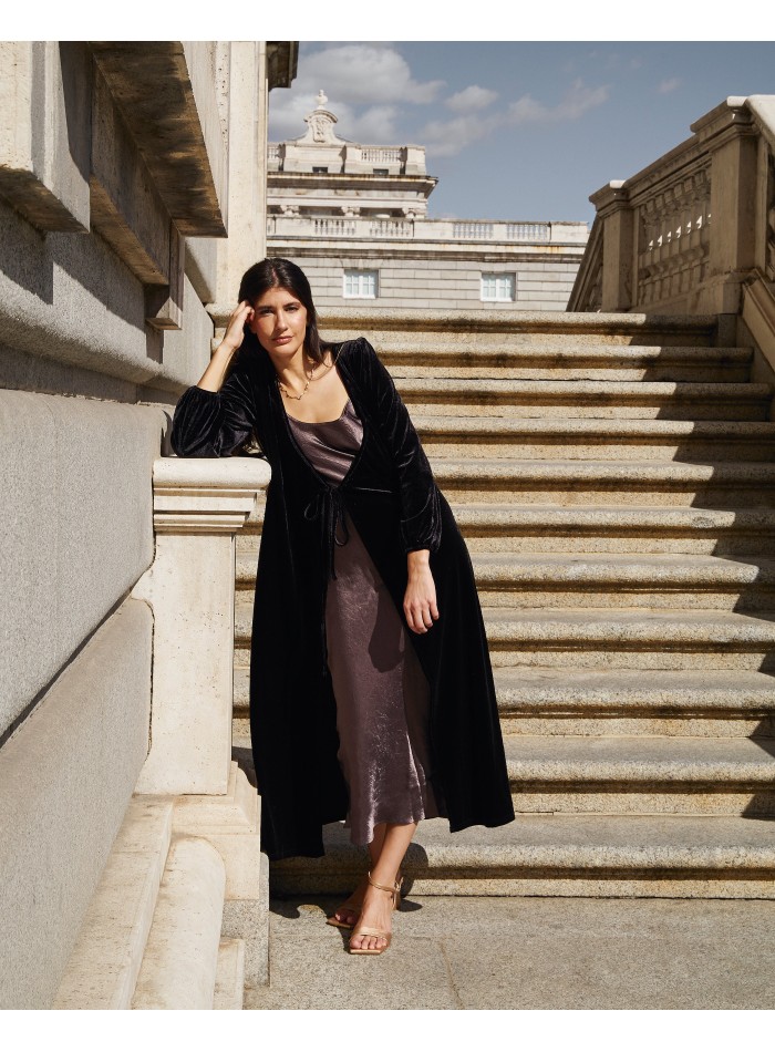 Manteau midi en velours noir avec encolure croisée
