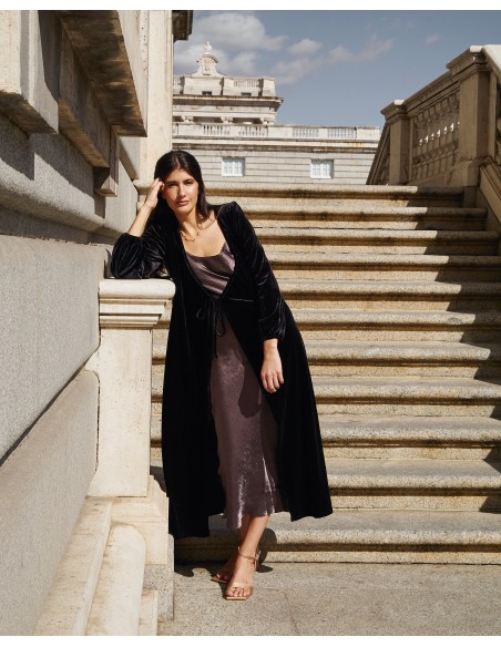 Manteau midi en velours noir avec encolure croisée