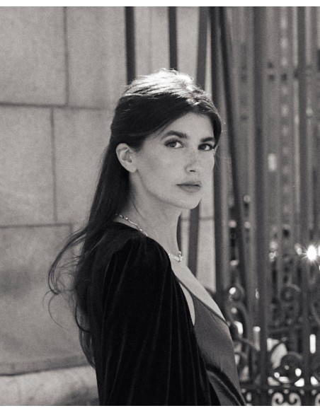 Abrigo midi de terciopelo negro con escote cruzado