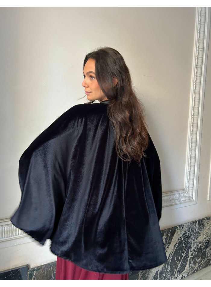 Capa corta de terciopelo con fruncido y abertura