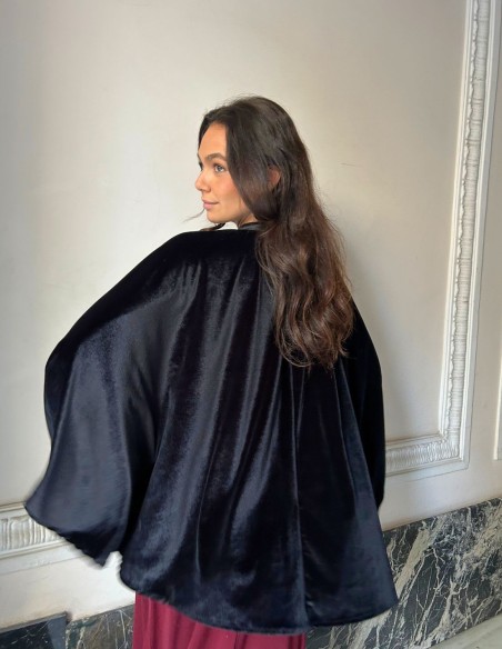 Capa corta de terciopelo con fruncido y abertura