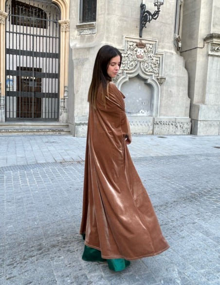 Capa de terciopelo larga para eventos de otoño.