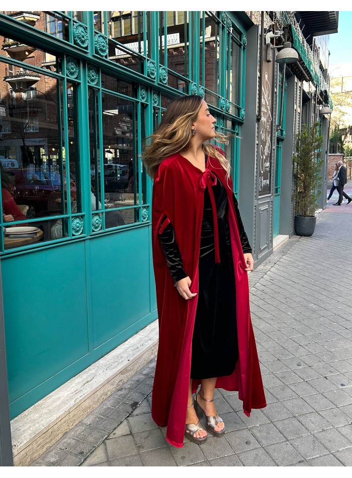Capa de terciopelo larga con lazada al cuello roja
