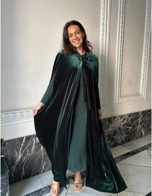 Capa larga para invitada de terciopelo con lazada