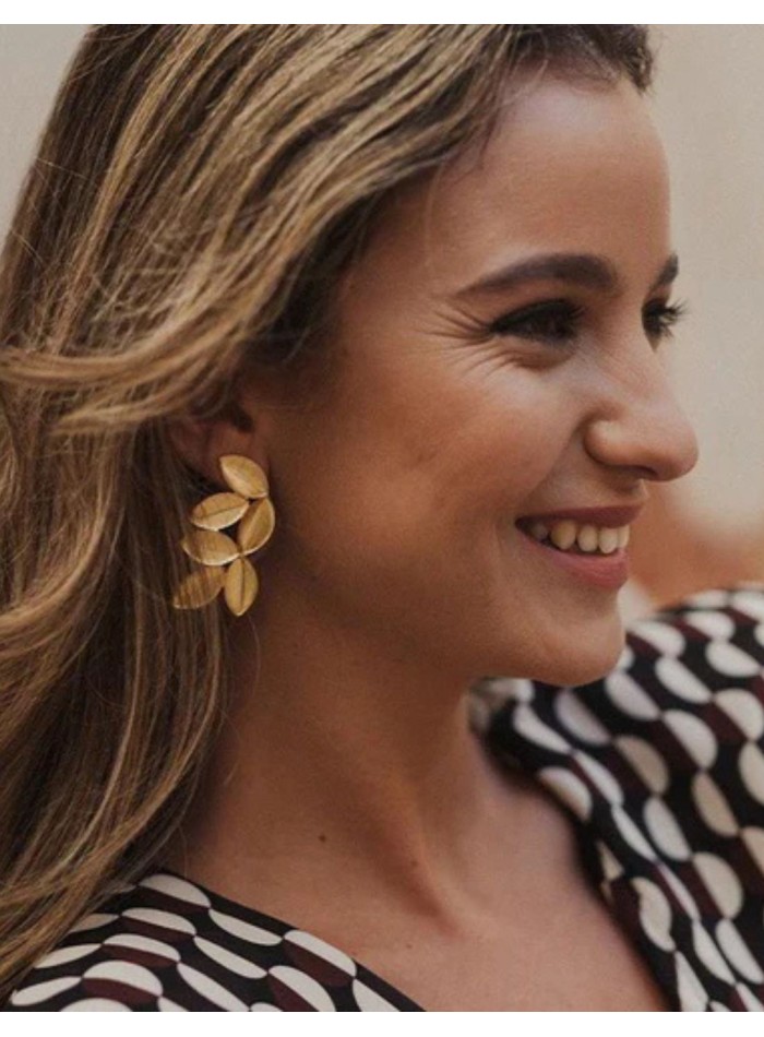 Long leaf-shaped golden earrings