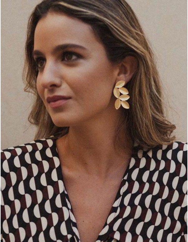 Pendientes dorados largos forma petalo 2