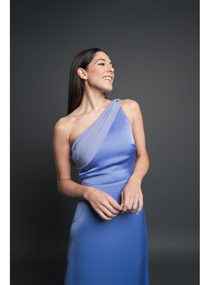 Vestido de fiesta largo azul celeste con escote...