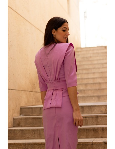 Ensemble de fête rose, haut avec épaulettes et jupe crayon droite