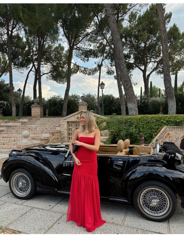 Longue robe rouge à bretelles et jupe maxi à volants 2