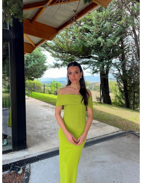 Robe de soirée longue avec encolure bardot et ouverture dans le dos