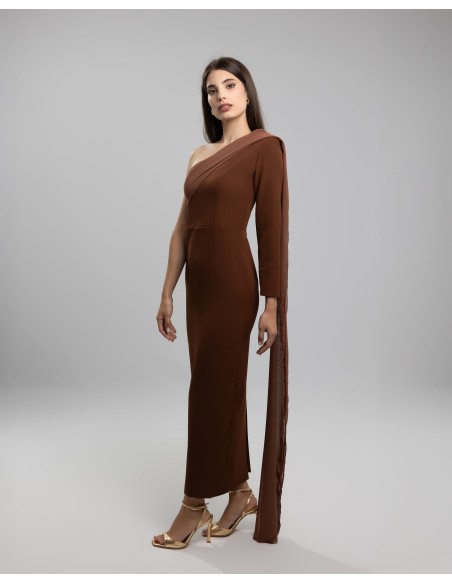 Vestido midi de fiesta marrón escote asimétrico