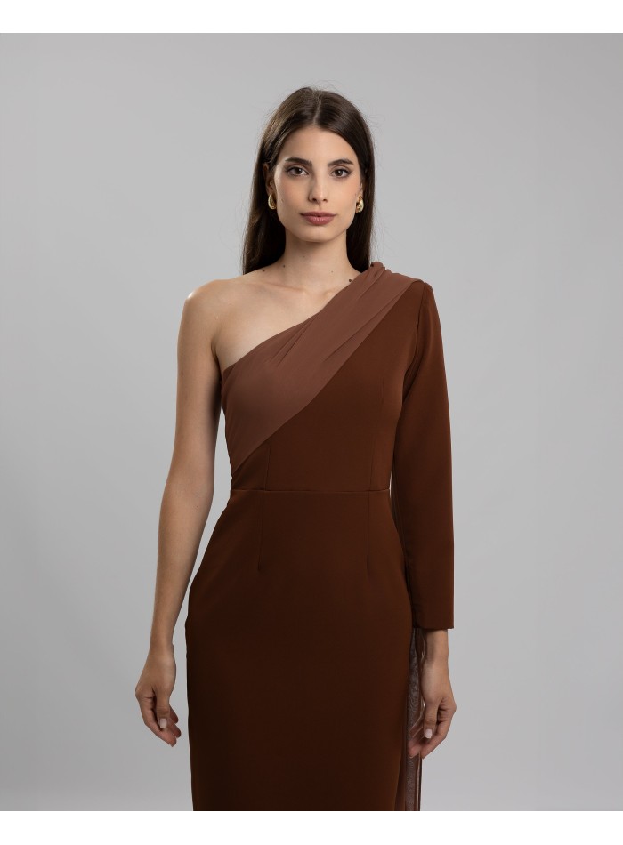 Vestido midi de fiesta marrón escote asimétrico