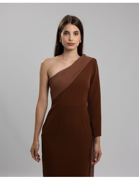 Vestido midi de fiesta marrón escote asimétrico