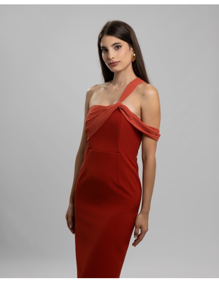 Longue robe de soirée rousse avec encolure asymétrique en mousseline de soie