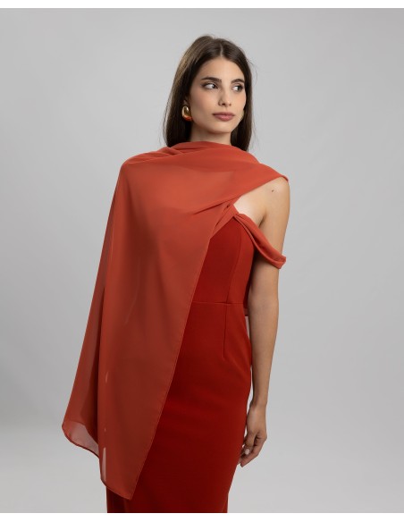 Longue robe de soirée rousse avec encolure asymétrique en mousseline de soie