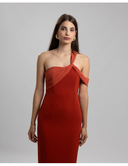 Longue robe de soirée rousse avec encolure asymétrique en mousseline de soie