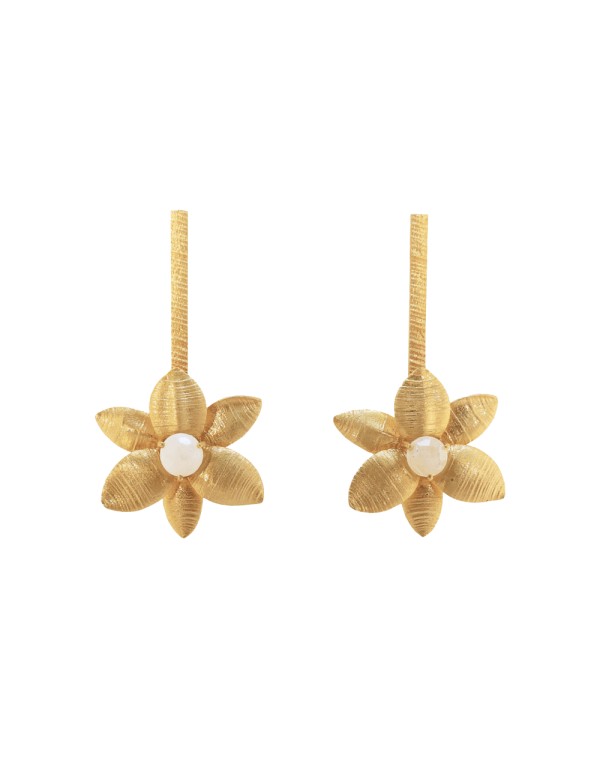 Long golden earrings in the shape of a flower - Sofia