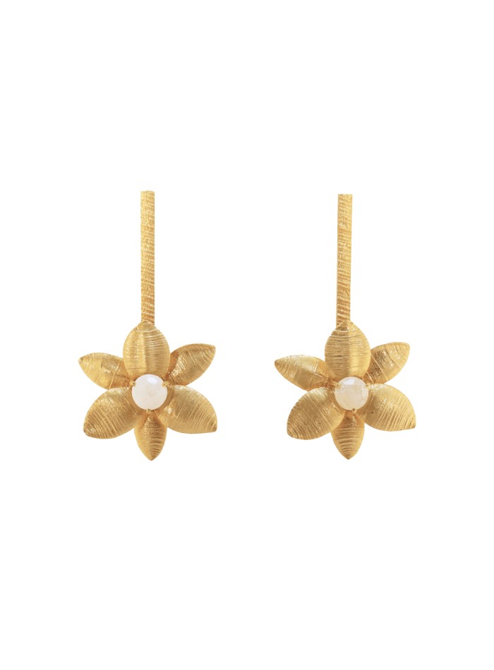 Long golden earrings in the shape of a flower - Sofia