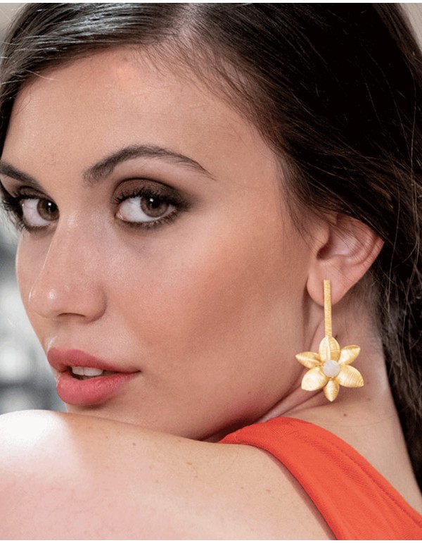 Pendientes largos dorados con forma de flor - Sofía de ACUS 2