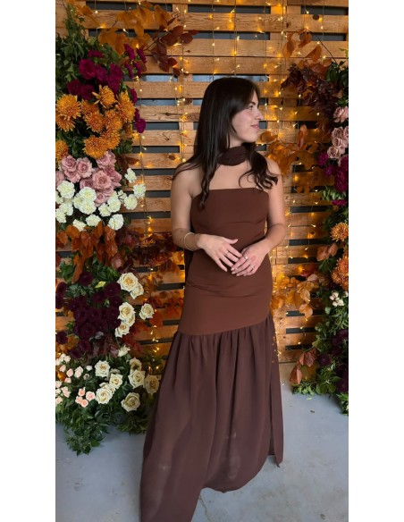Robe de soirée longue brune avec encolure sans bretelles