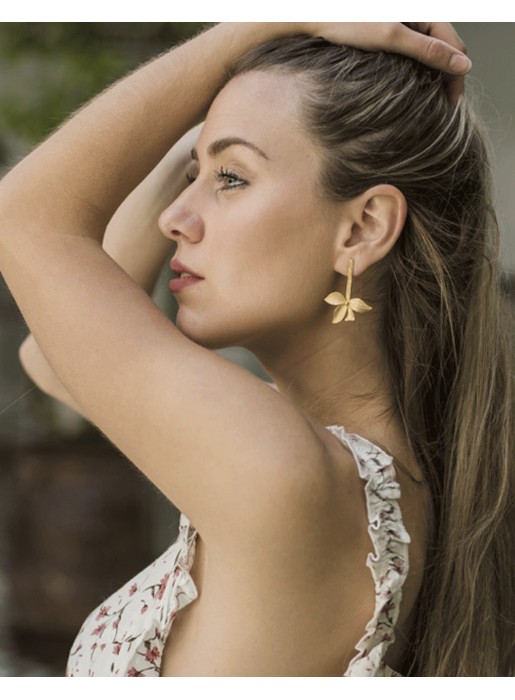 Pendientes largos dorados con forma de hoja para eventos