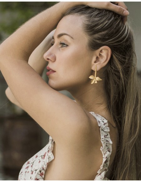 Pendientes largos dorados con forma de hoja para eventos