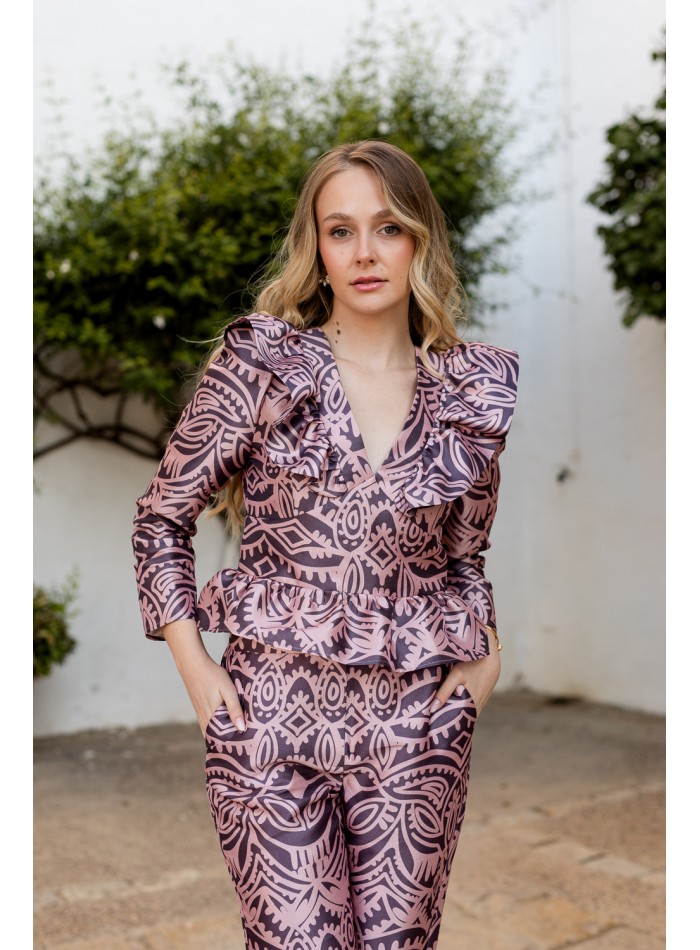 Blusa estampada rosa con escote y volante peplum