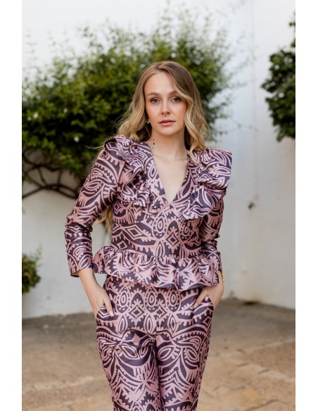 Blusa estampada rosa con escote y volante peplum