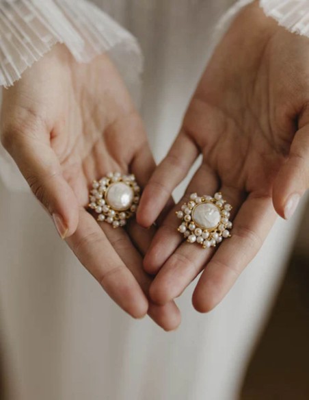 Button style earrings with central pearl and mini pearls