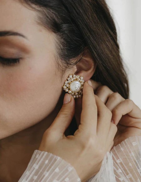 Boucles d'oreilles style bouton avec perle centrale et mini perles
