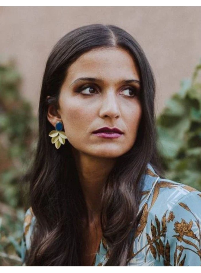 Party earrings with golden leaves and oval...