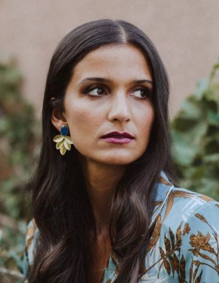 Pendientes de fiesta con hojas doradas y piedra natural ovalada