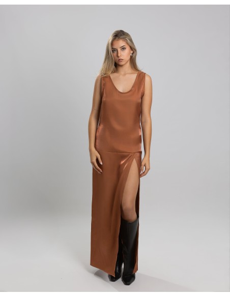 Vestido satinado con escote y maxi abertura