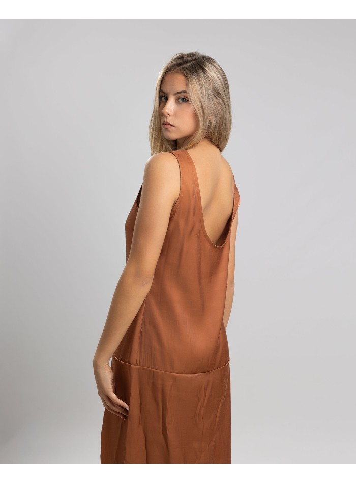 Vestido midi satinado con escote y maxi abertura