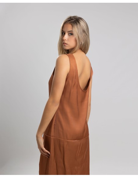 Vestido midi satinado con escote y maxi abertura