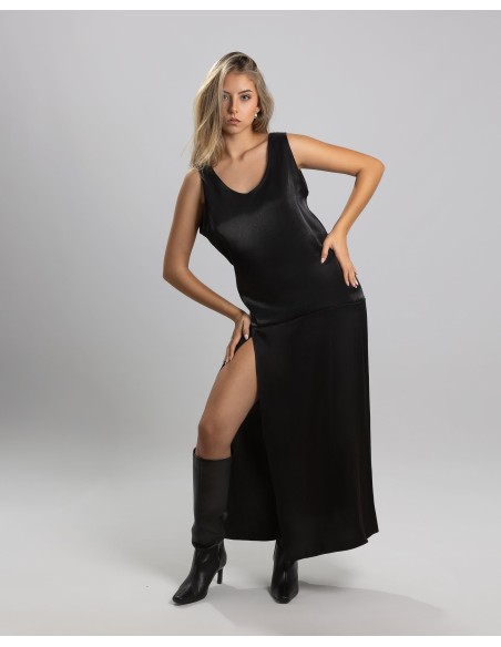 Vestido midi satinado con escote y maxi abertura