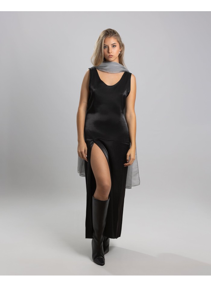 Vestido midi satinado con escote y maxi abertura