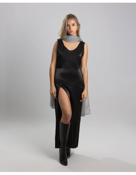 Vestido midi satinado con escote y maxi abertura