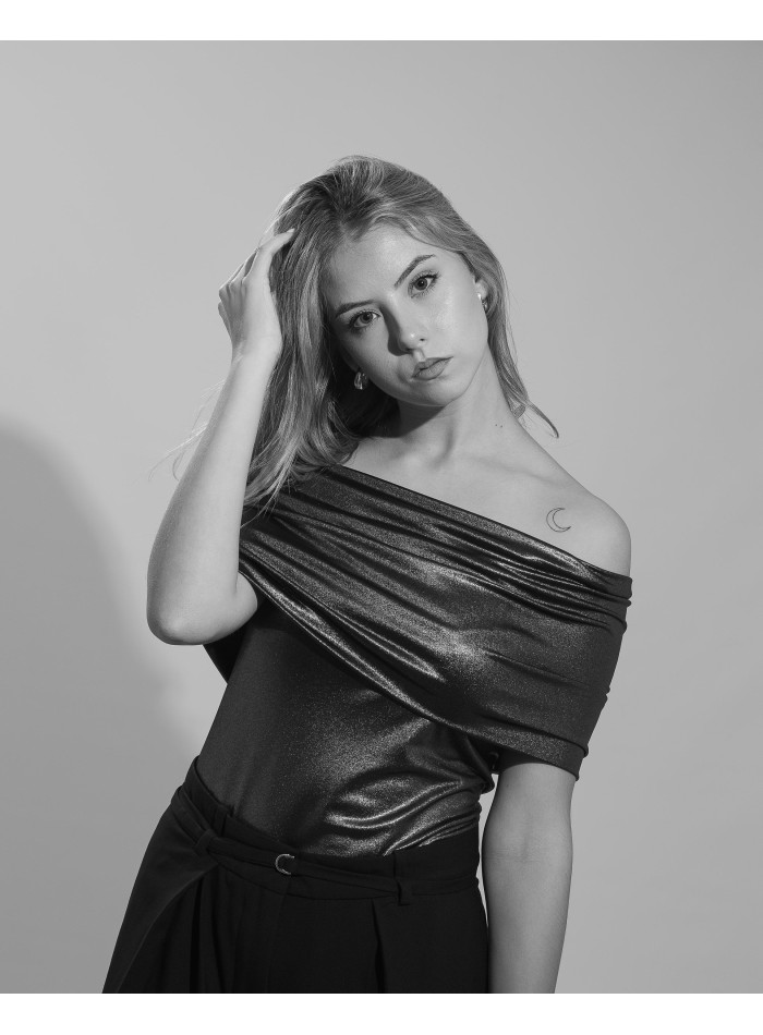 Top de fête brillant avec encolure bardot