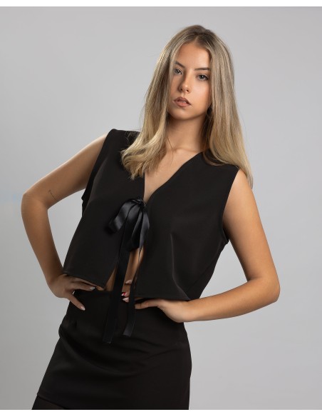 Top de fiesta color negro con cierre lazo