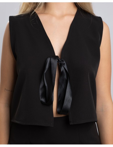 Top de fiesta color negro con cierre lazo