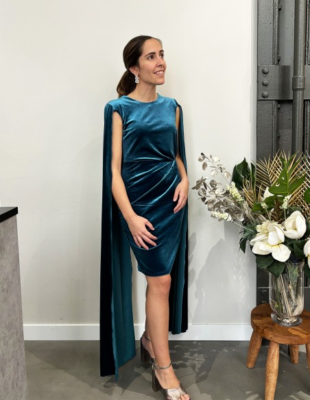 Vestido corto de fiesta de terciopelo con manga capa azul para invitada