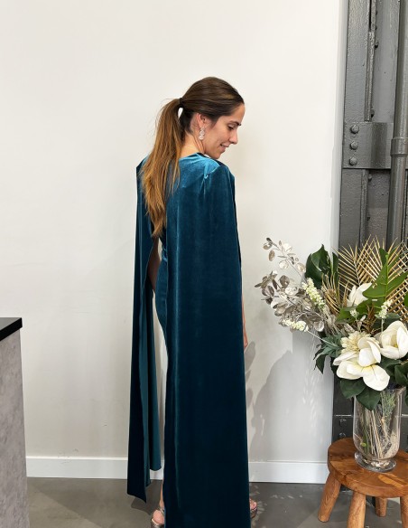 Vestido corto de fiesta de terciopelo con manga capa invitada