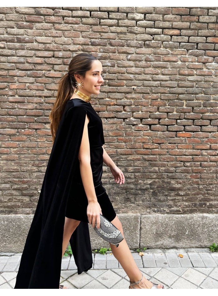 Robe de soirée courte avec manches cape en velours